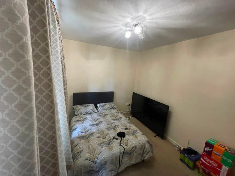 Room Bowen Drive in Greater London