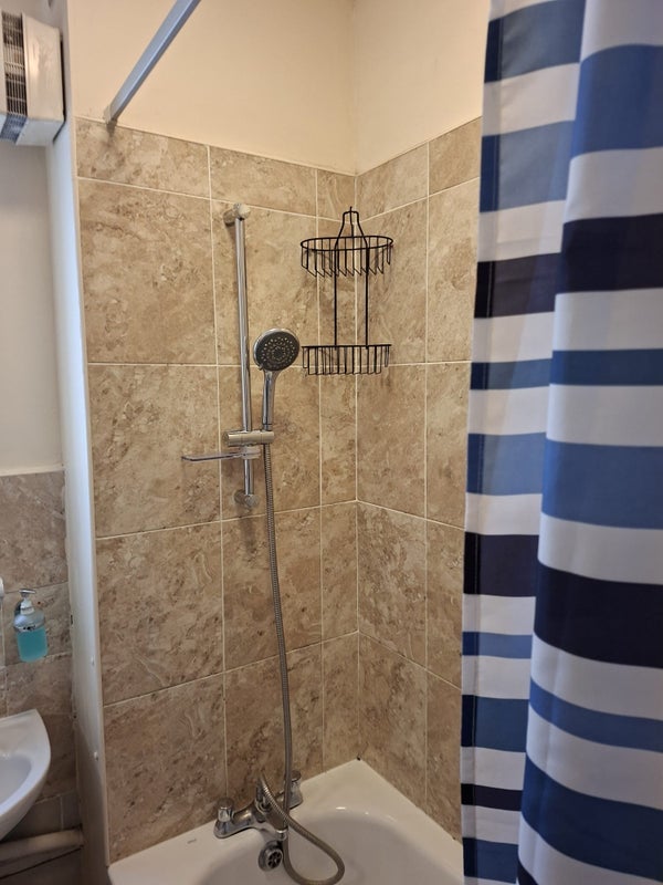 Room Bowen Drive in Greater London