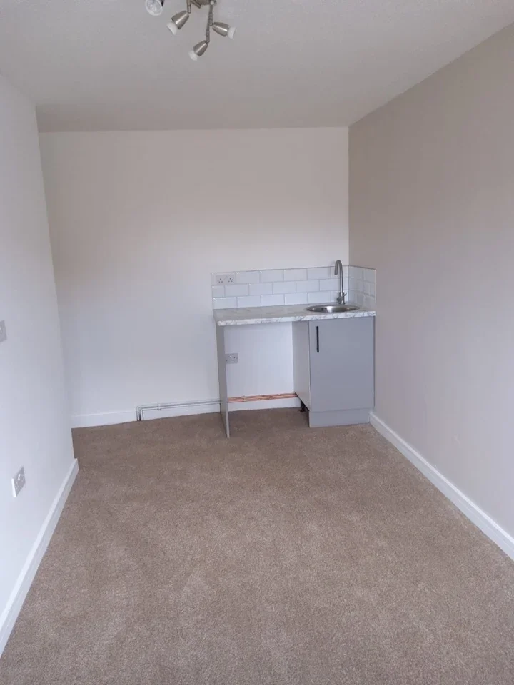 Room Elm Green in Basildon