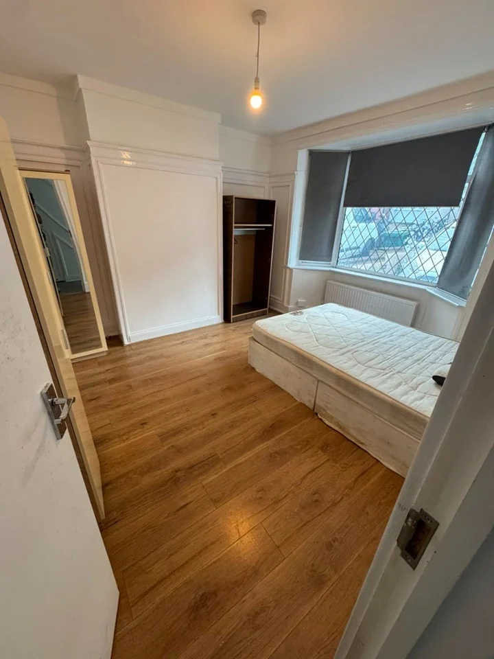 Room Selborne Gardens in Greater London