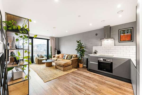 Flat Wallis Road in Greater London