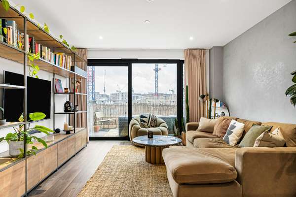 Flat Wallis Road in Greater London