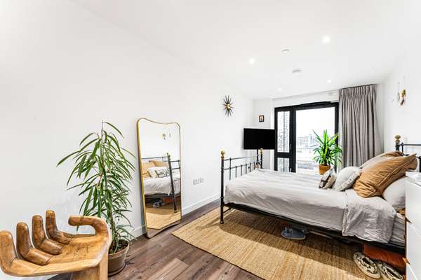 Flat Wallis Road in Greater London