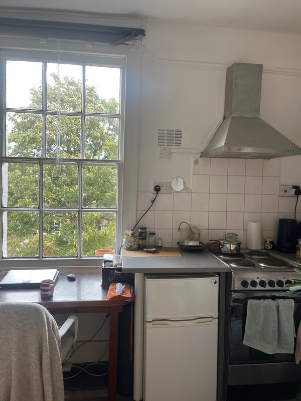 Flat Northchurch Road in Greater London