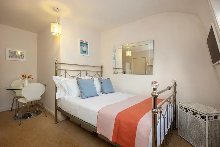Flat Gloucester Terrace in City of Westminster