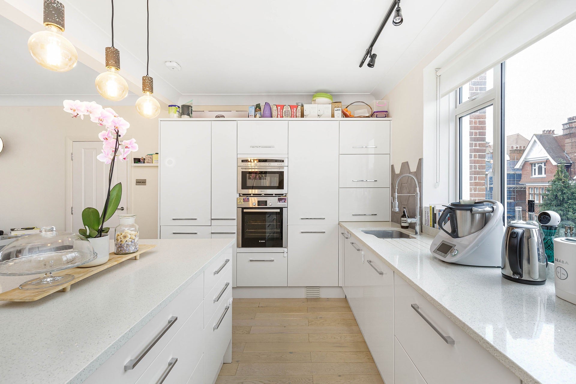 Flat Eton Avenue in Greater London