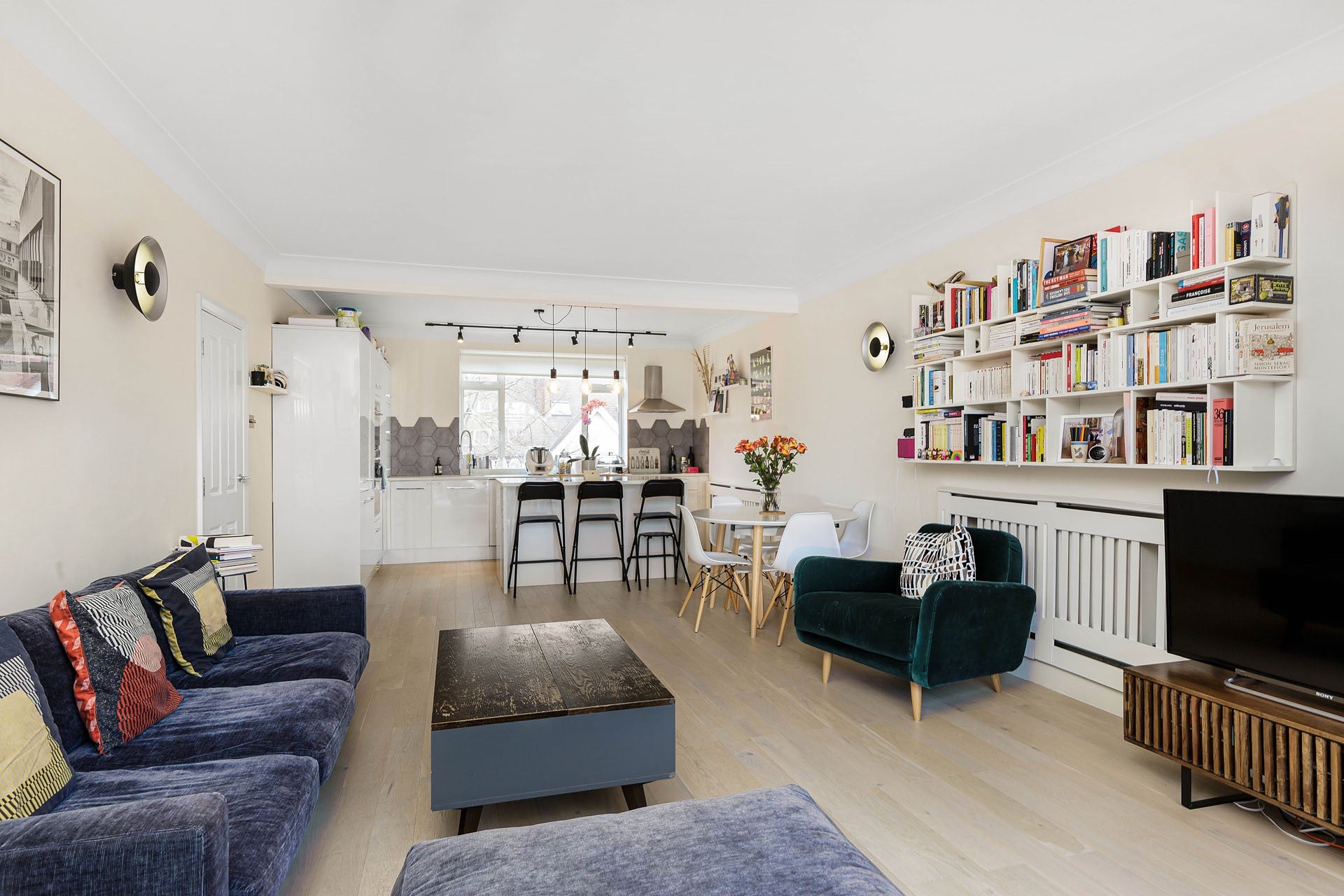 Flat Eton Avenue in Greater London