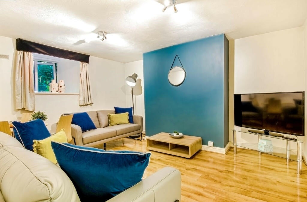 Flat Smiles Place in Greater London