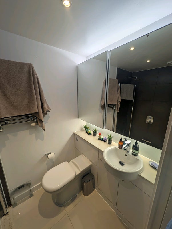 Room Honour Lea Avenue in Greater London