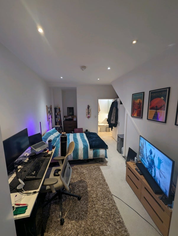Room Honour Lea Avenue in Greater London