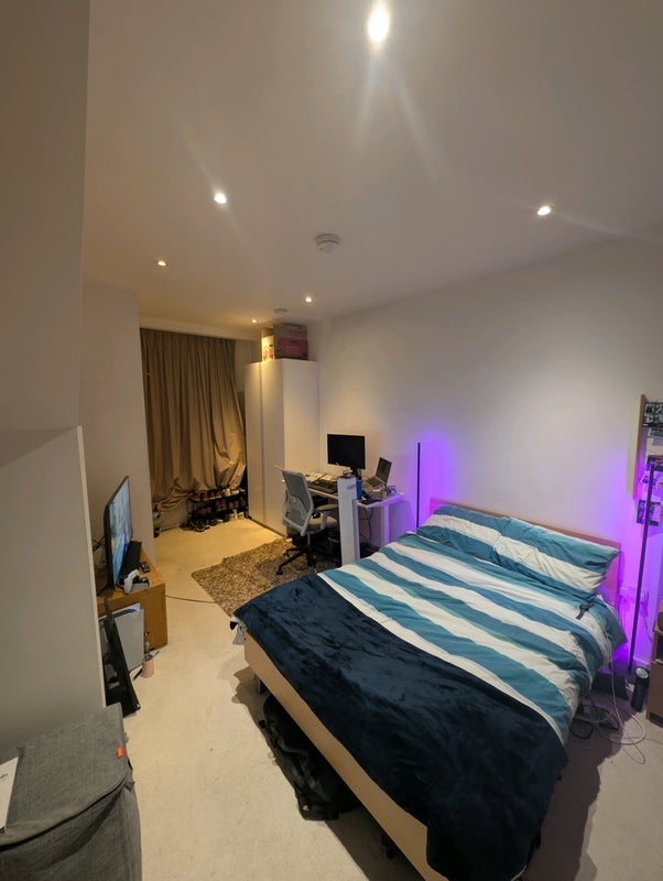 Room Honour Lea Avenue in Greater London