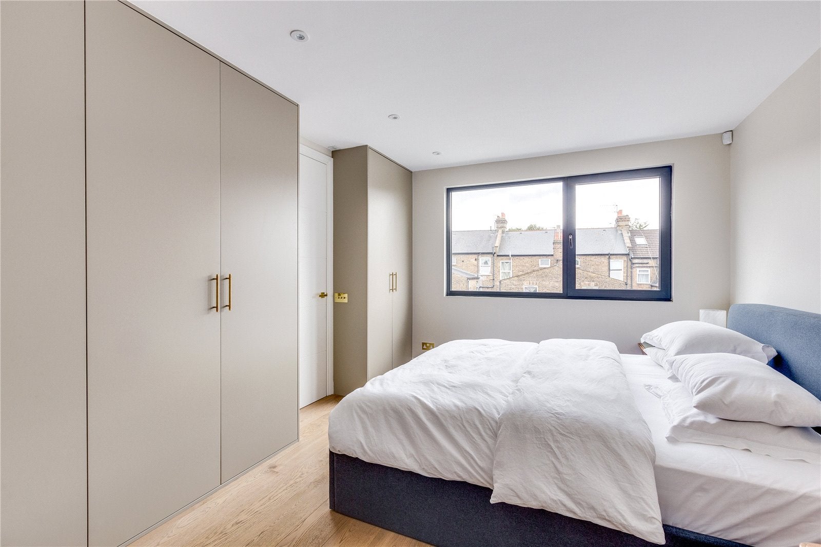 Flat Burns Road in Greater London