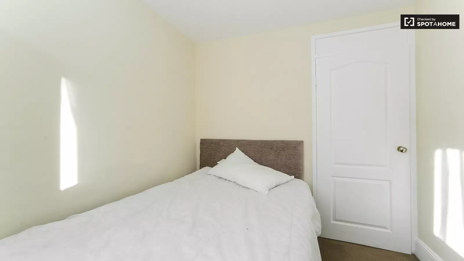 Flat Chepstow Close in Greater London
