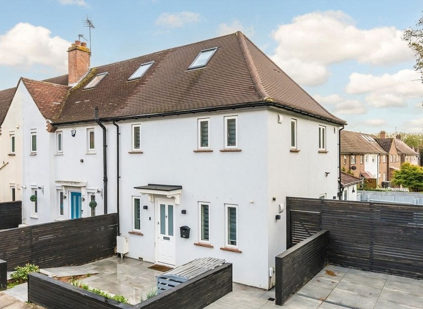 House Almond Grove in Greater London