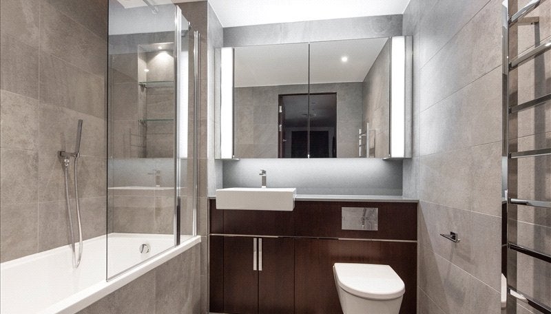 Flat Ponton Road in Greater London