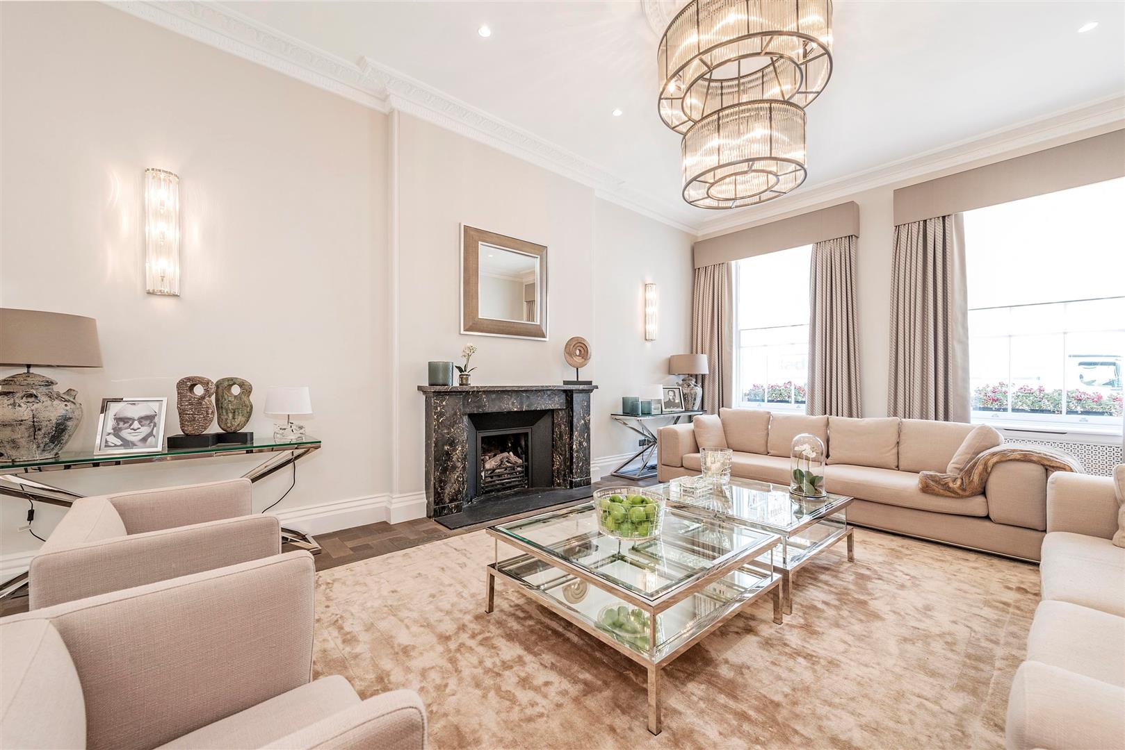House Eaton Place in City of Westminster