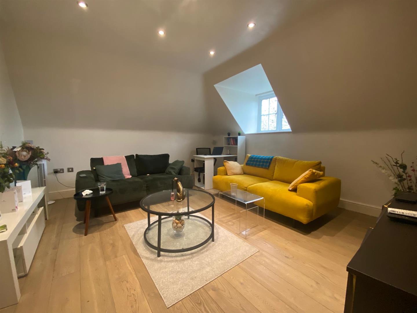 Flat Hale Lane in Greater London