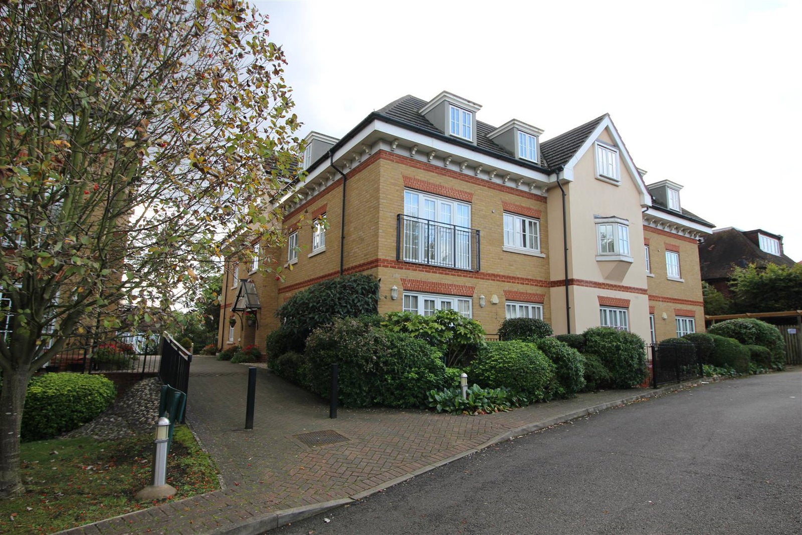 Flat Hale Lane in Greater London