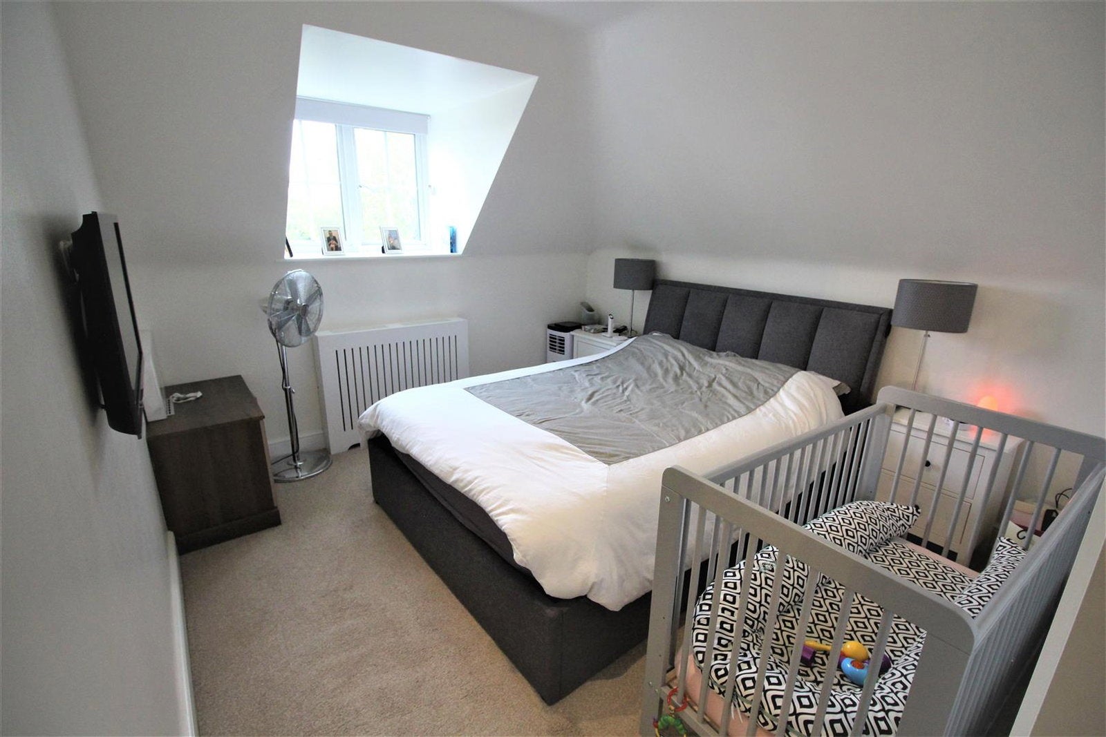 Flat Hale Lane in Greater London