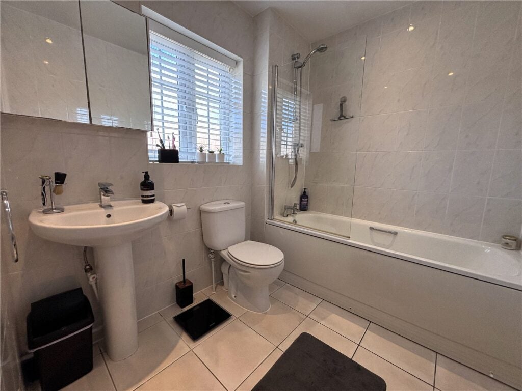 House Vixen Drive in Rushmoor