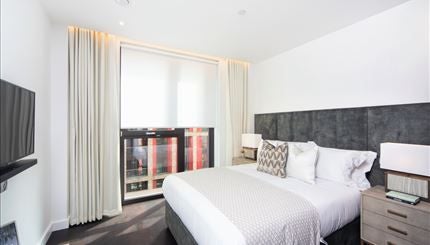 Flat Ponton Road in Greater London