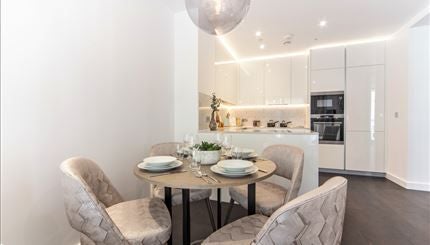 Flat Ponton Road in Greater London