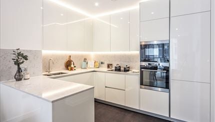 Flat Ponton Road in Greater London