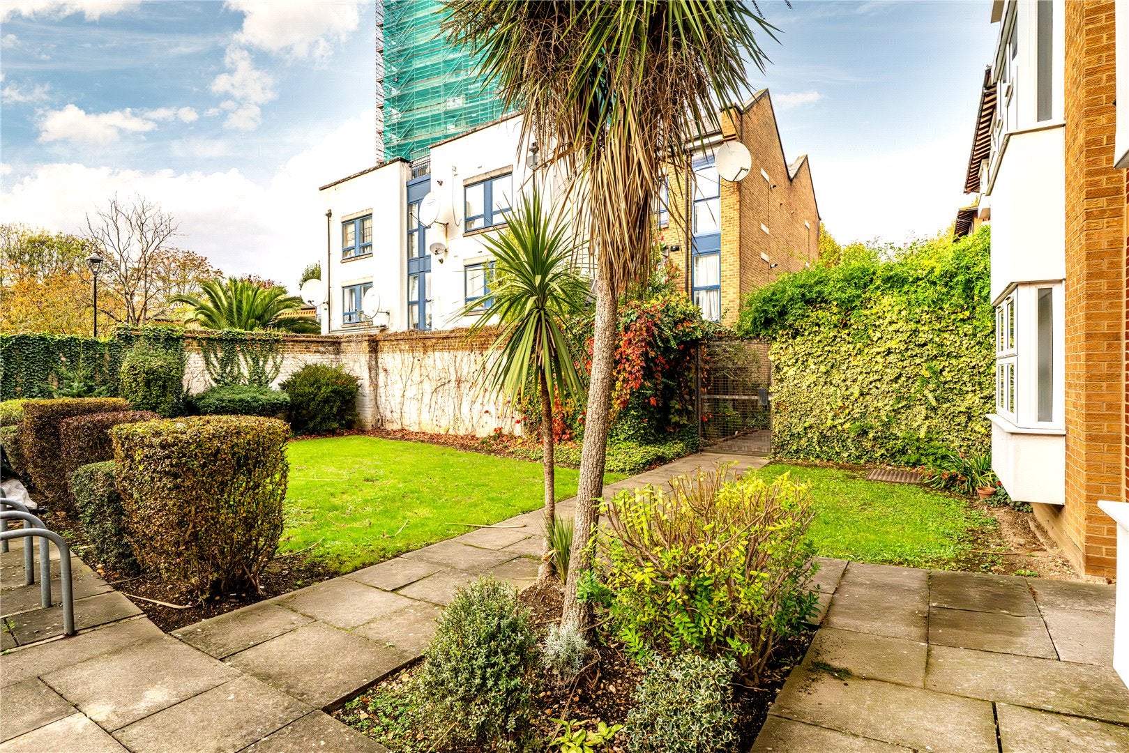 Flat Bramley Road in Greater London