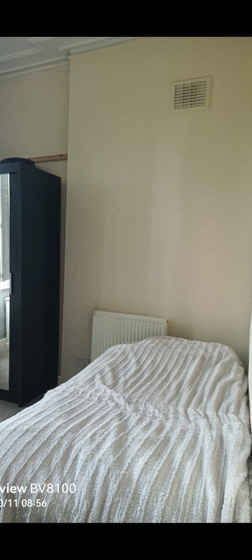 Room Tavistock Road in Greater London