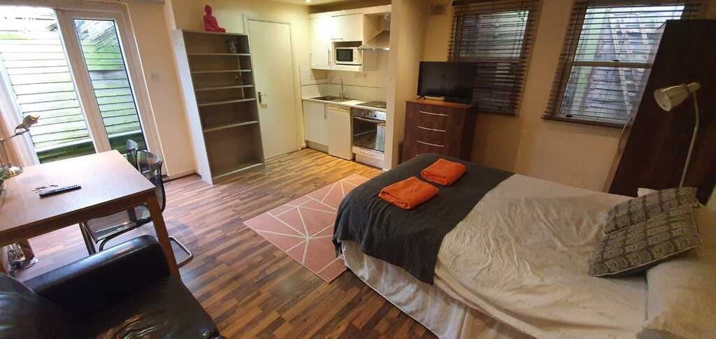 Flat Cranhurst Road in Greater London