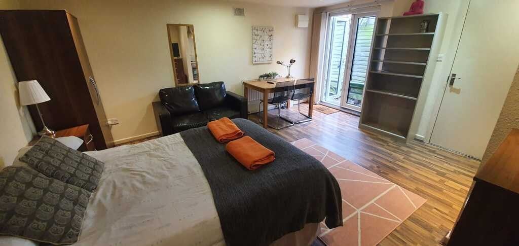 Flat Cranhurst Road in Greater London