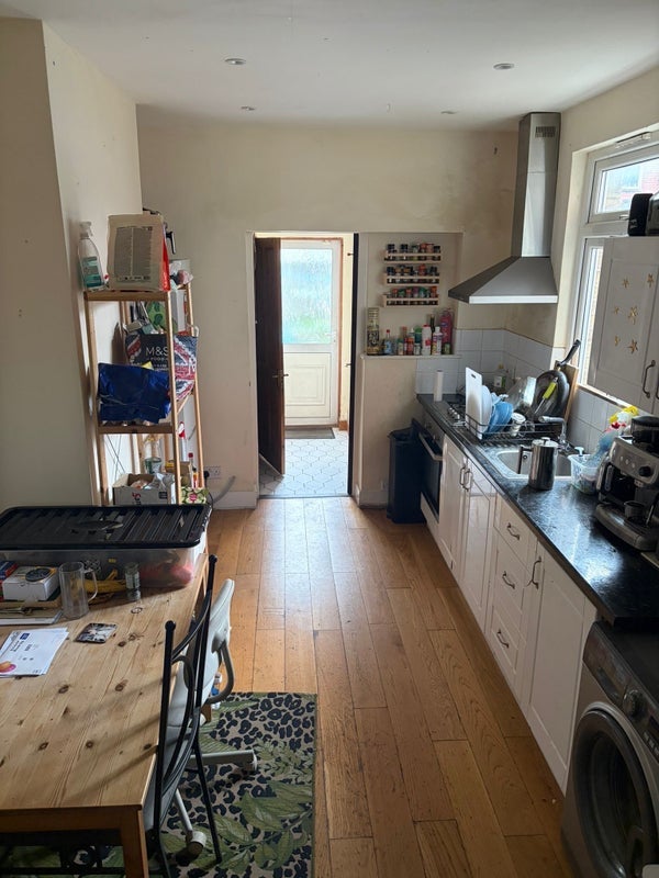 Room Valnay Street in Greater London