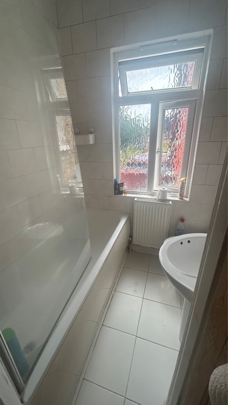 Room Valnay Street in Greater London