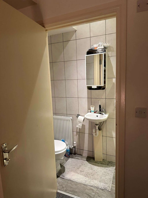 Room Pitshanger Lane in Greater London