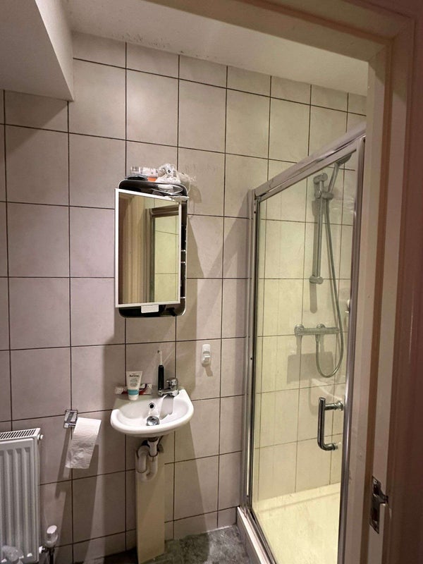 Room Pitshanger Lane in Greater London