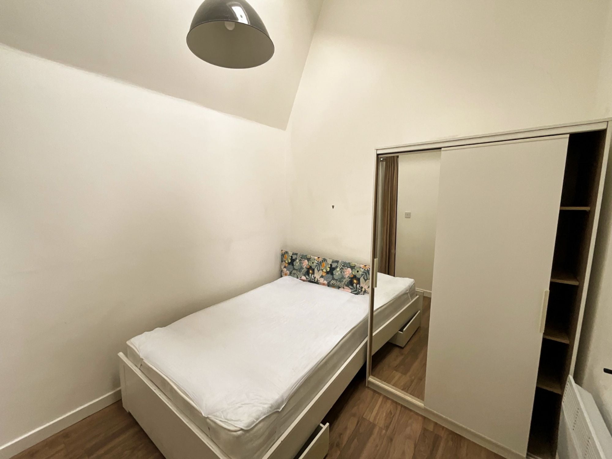 Room Spring Gardens in Doncaster
