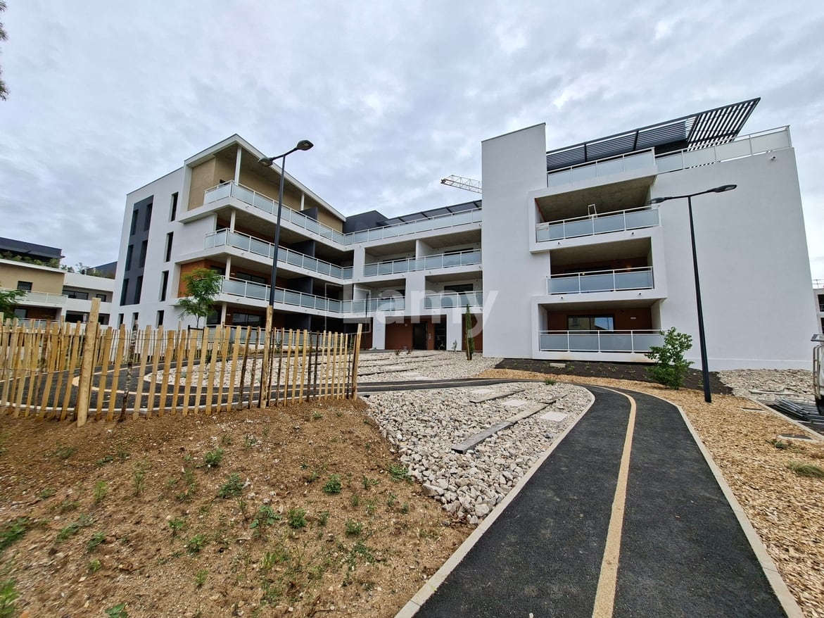 Flat Avenue Louis Abric in Lunel