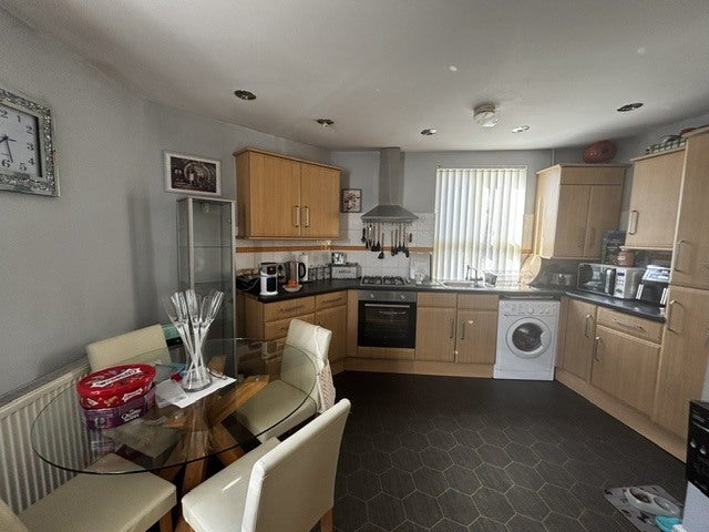 Flat Deacon Road in Widnes
