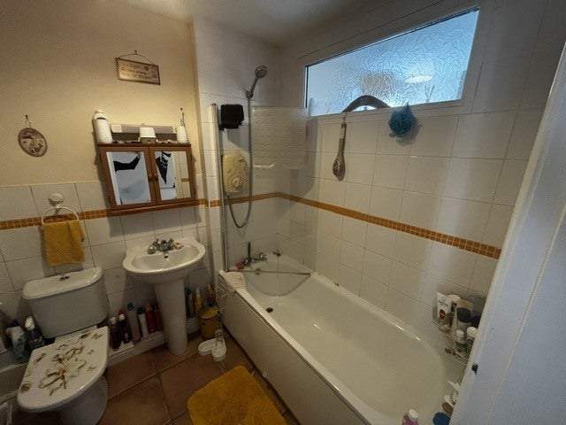 Flat Deacon Road in Widnes