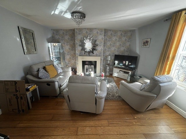 Flat Deacon Road in Widnes