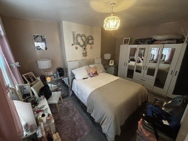 Flat Deacon Road in Widnes