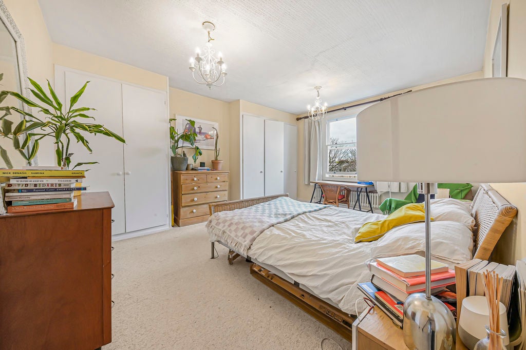 Flat Queenstown Road in Greater London