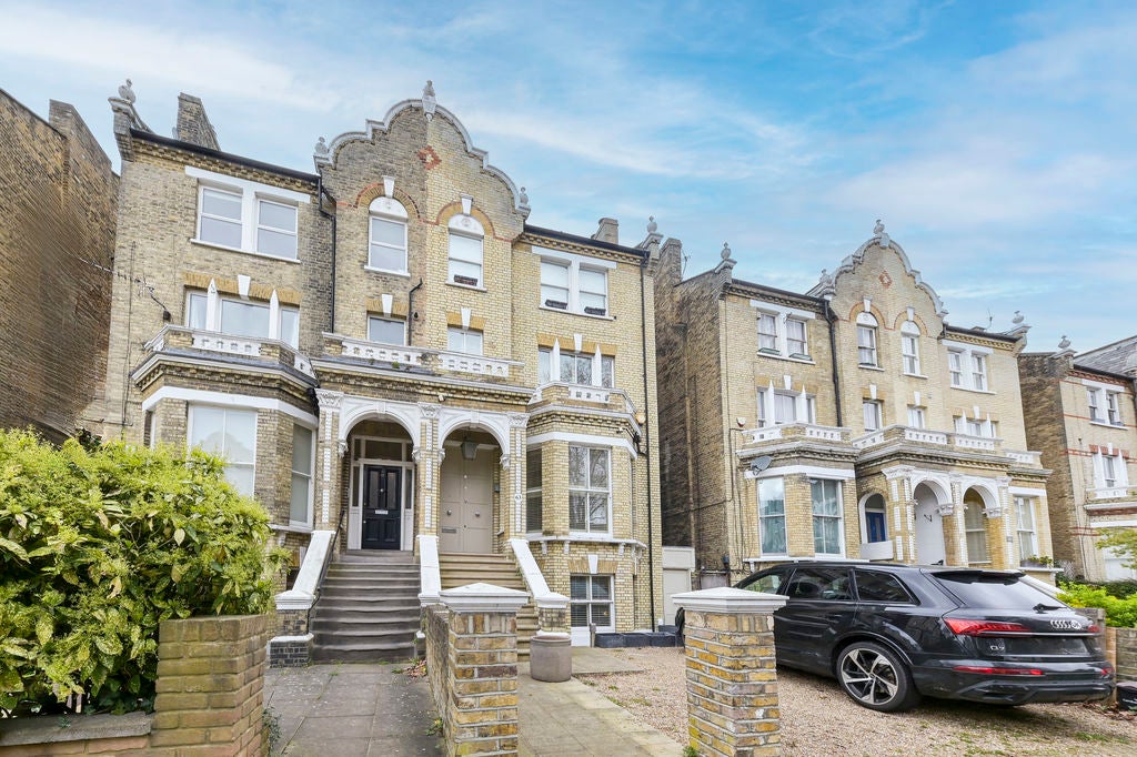 Flat Queenstown Road in Greater London