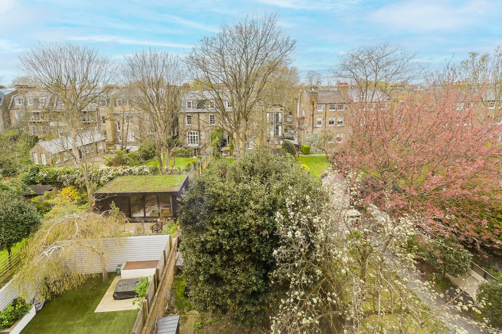 Flat Queenstown Road in Greater London