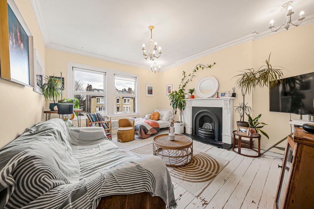 Flat Queenstown Road in Greater London