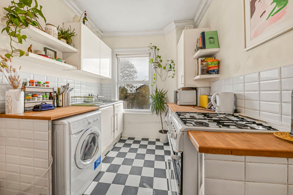 Flat Queenstown Road in Greater London