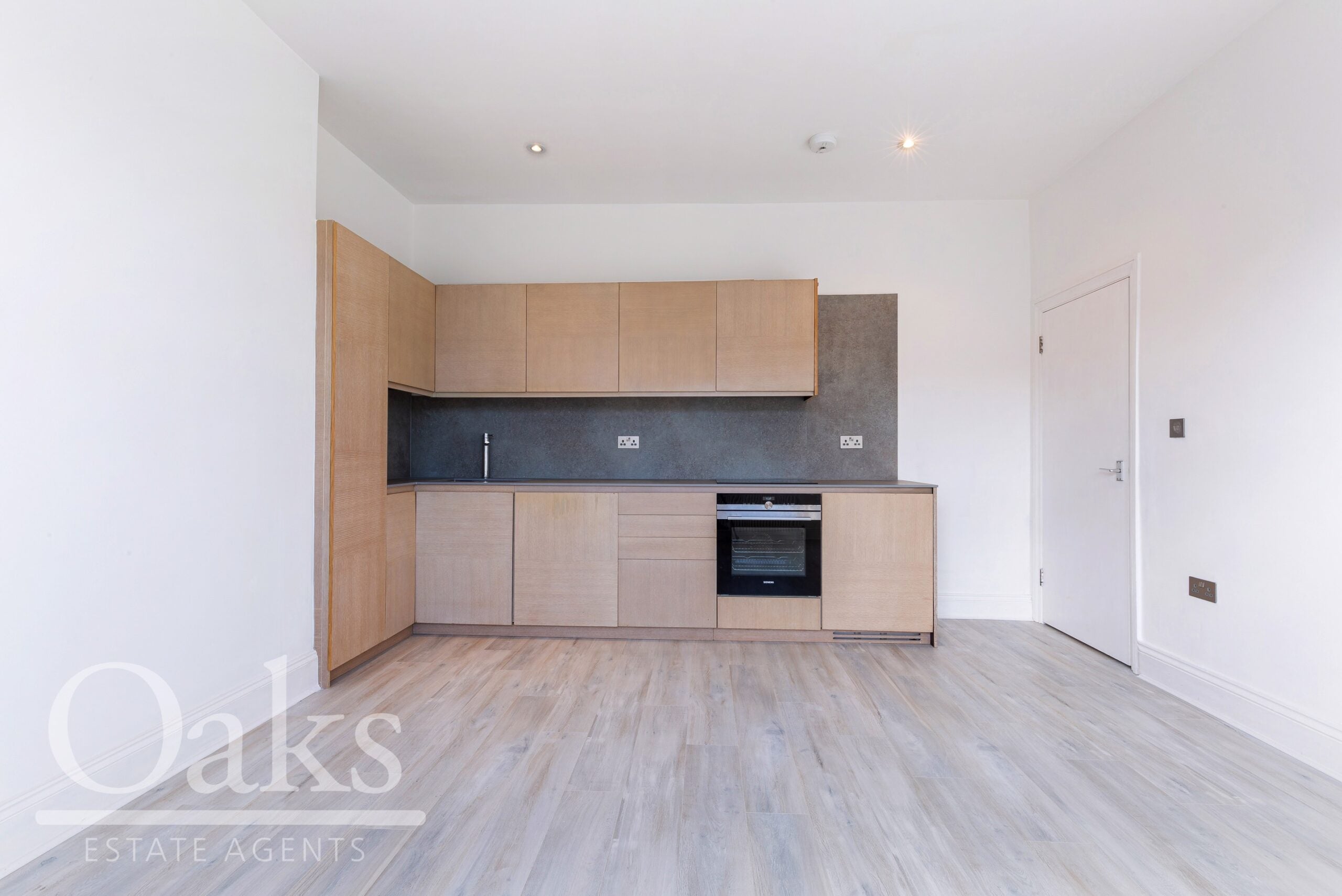 Flat Outram Road in Greater London