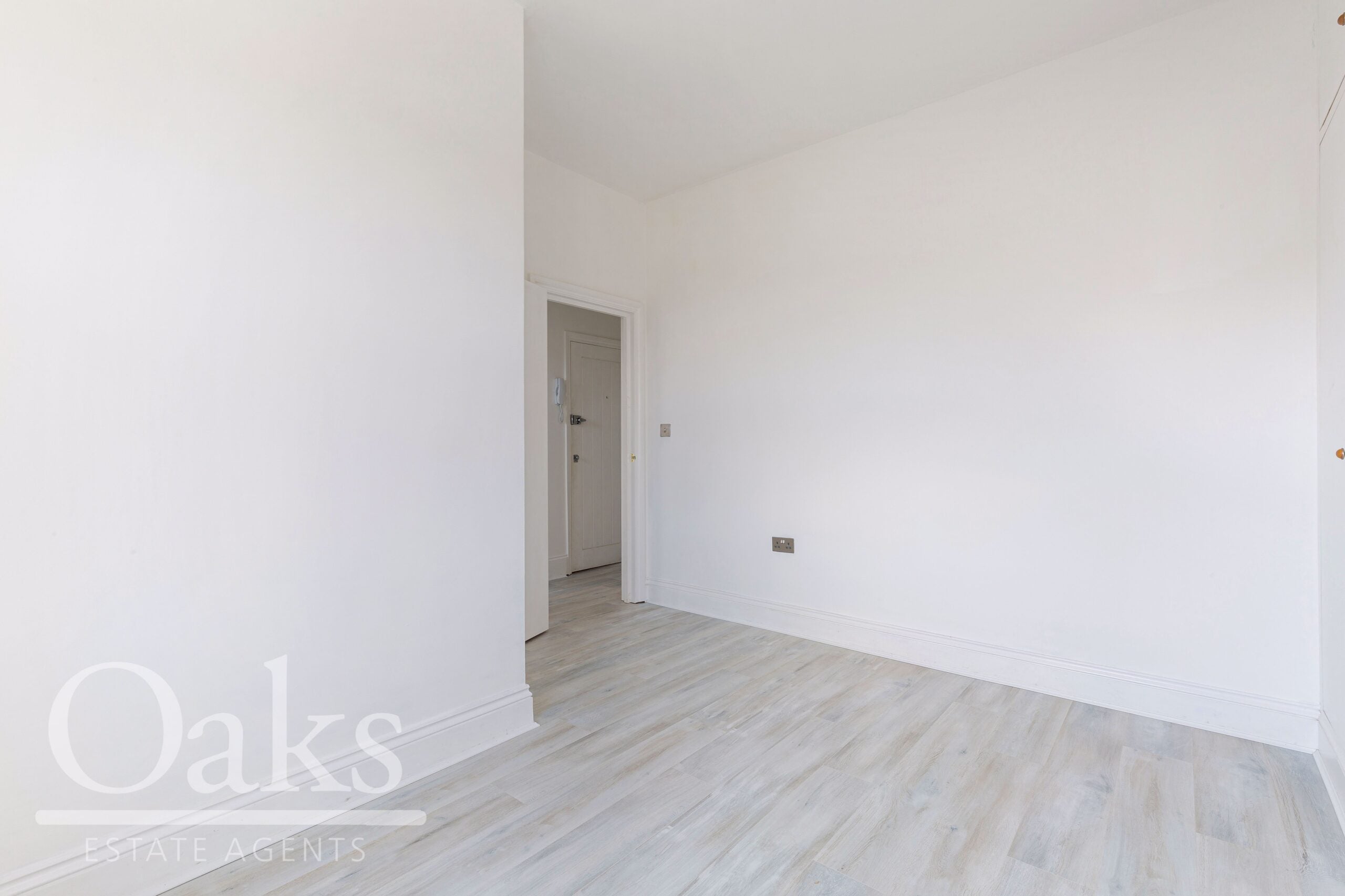 Flat Outram Road in Greater London