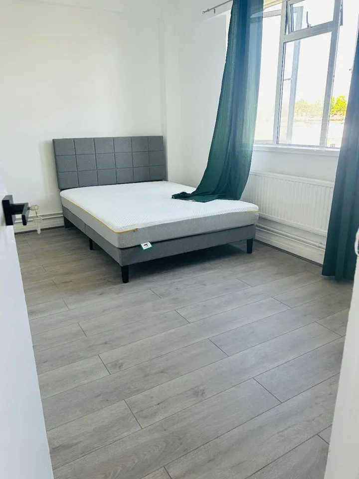 Room Rochester Square in Greater London
