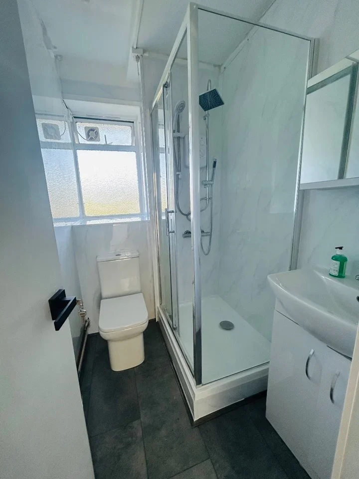 Room Rochester Square in Greater London